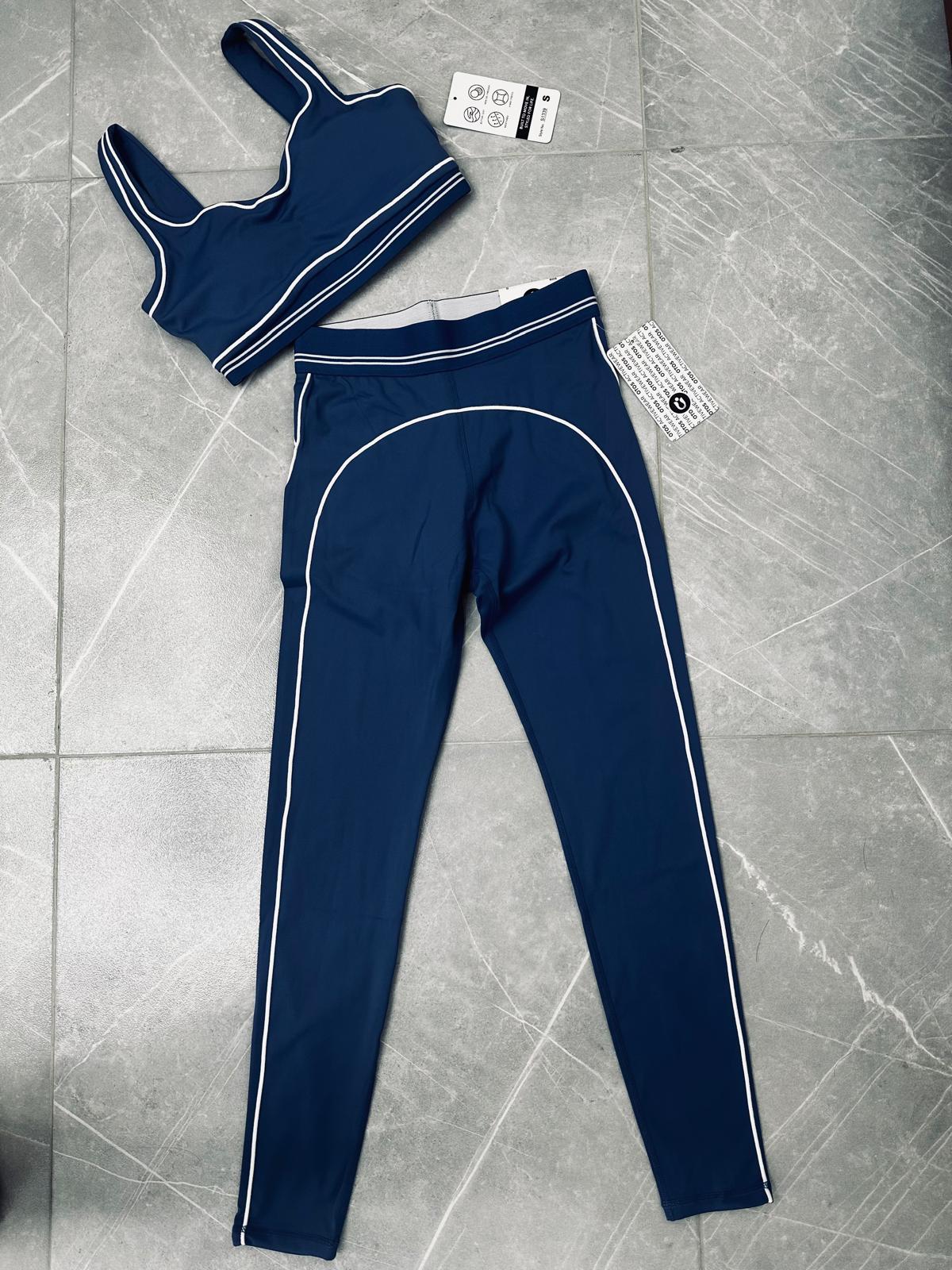 Set deportivo azul con líneas blancas