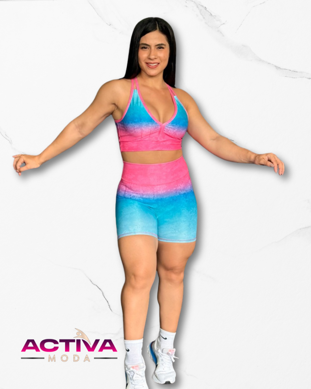 Set pantalón corto deportivo y top estampado