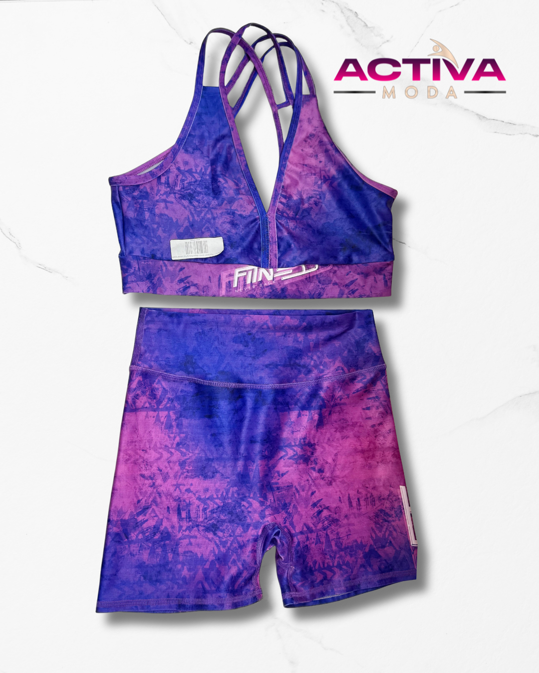 Set pantalón corto deportivo y top estampado