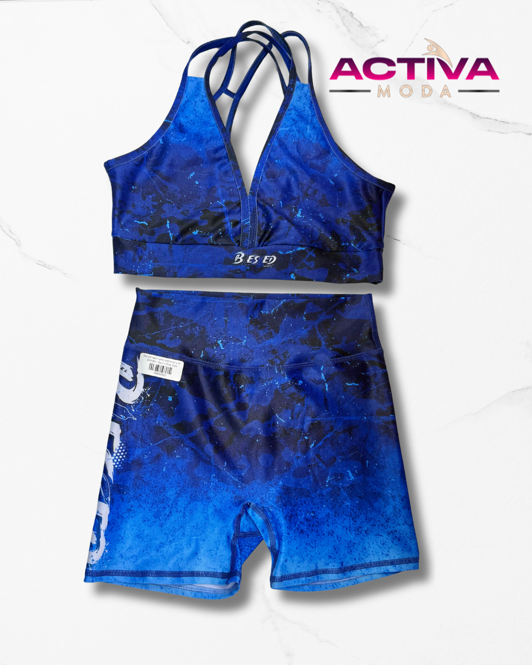 Set pantalón corto deportivo y top estampado