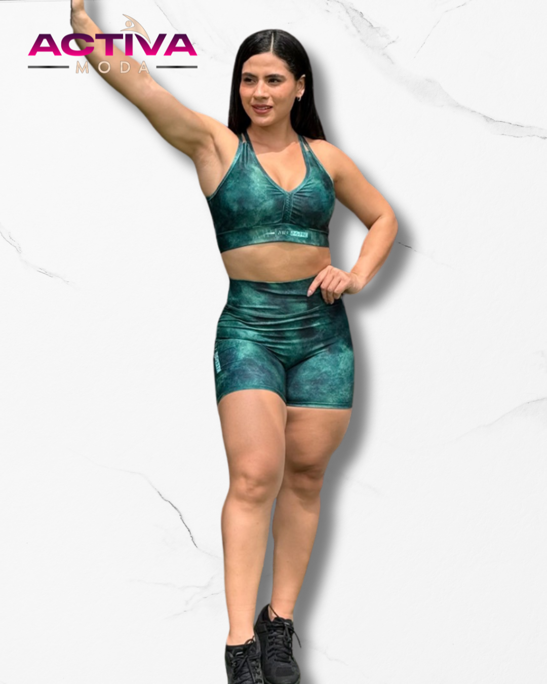 Set pantalón corto deportivo y top estampado