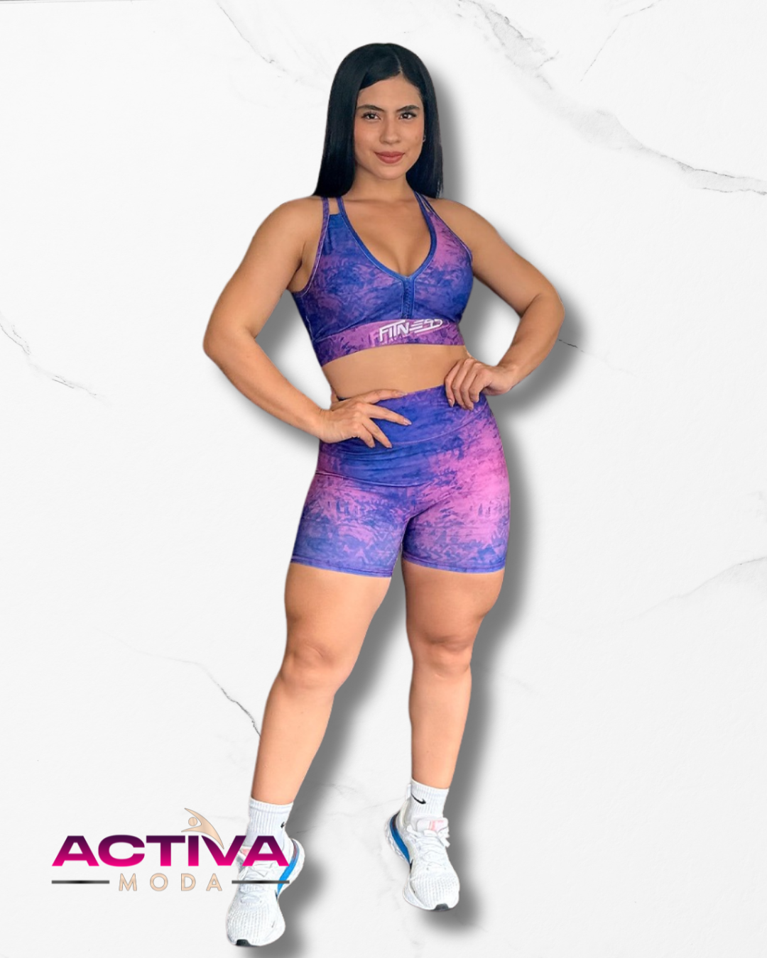 Set pantalón corto deportivo y top estampado